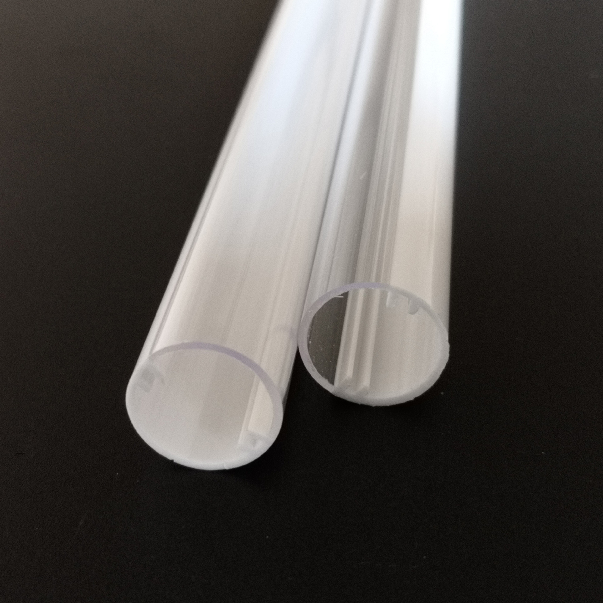 Quel est le meilleur, un boîtier de tube LED en verre ou un boîtier de tube LED en plastique