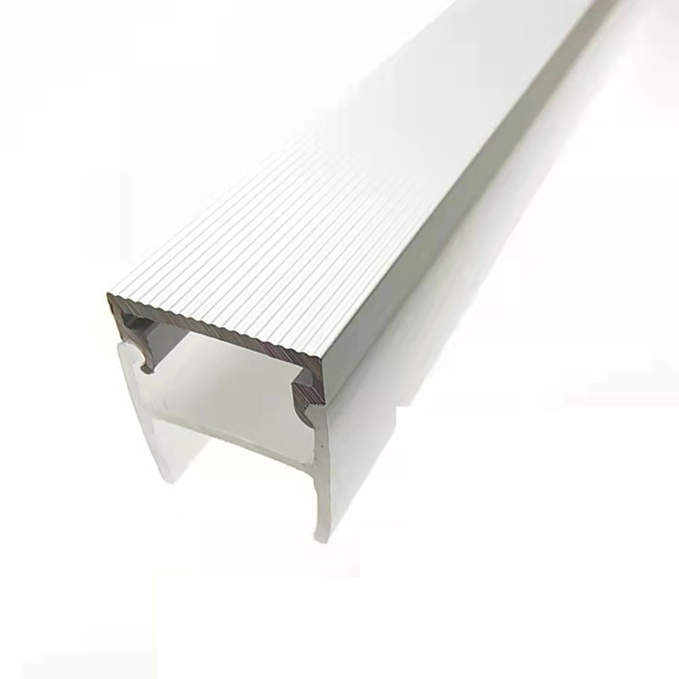 Si une seule LED échoue, la bande lumineuse peut-elle être partiellement remplacée sans retirer le profil?
