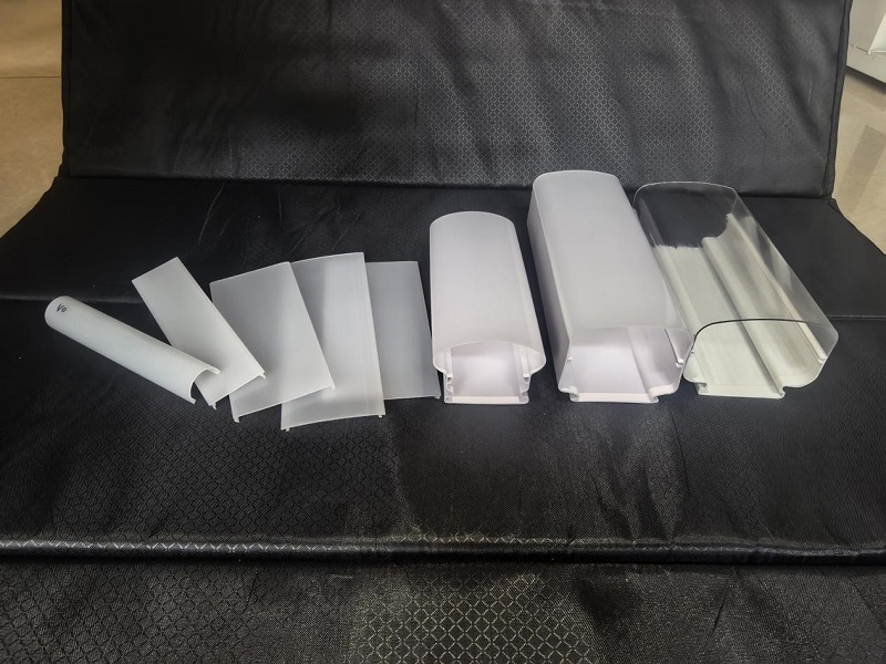 Pourquoi les clients d’éclairage linéaire préfèrent-ils les diffuseurs de lumière LED à rayures ?